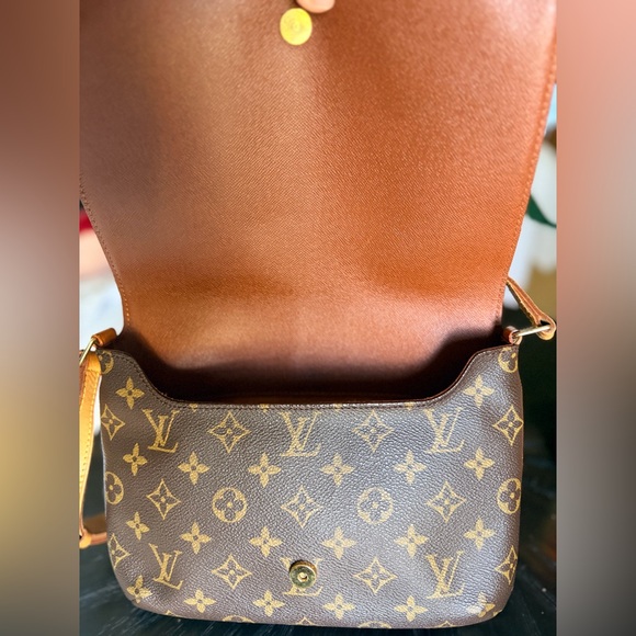Louis Vuitton musette tango short. Monogram - Picture 8 of 16